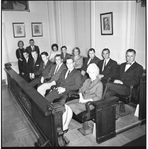 Los jurados seleccionados para el juicio de Jack Ruby se sientan en el estrado del jurado.