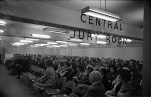 Jurados potenciales esperan la selección del jurado para la audiencia de cambio de sede de Jack Ruby.