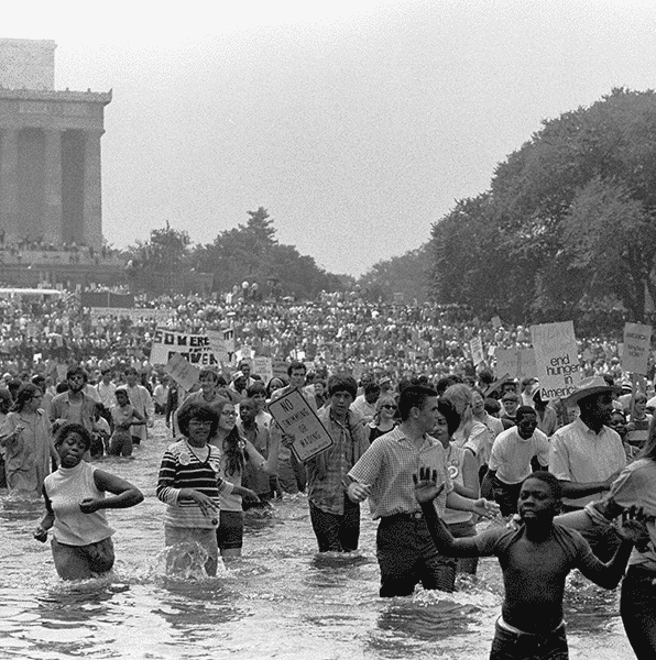 Crowd in the Reflecting Pool on Solidarity Day, 1968.
Smithsonian National Museum of African American History and Culture, Gift of Laura Jones, © Laura Jones