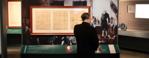 Un visitante examina artefactos en Amending America, una exposición temporal en The Sixth Floor Museum at Dealey Plaza.