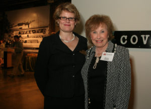 La Directora General del Museo, Nicola Longford, junto a Nancy Cheney durante un acto especial en 2005.