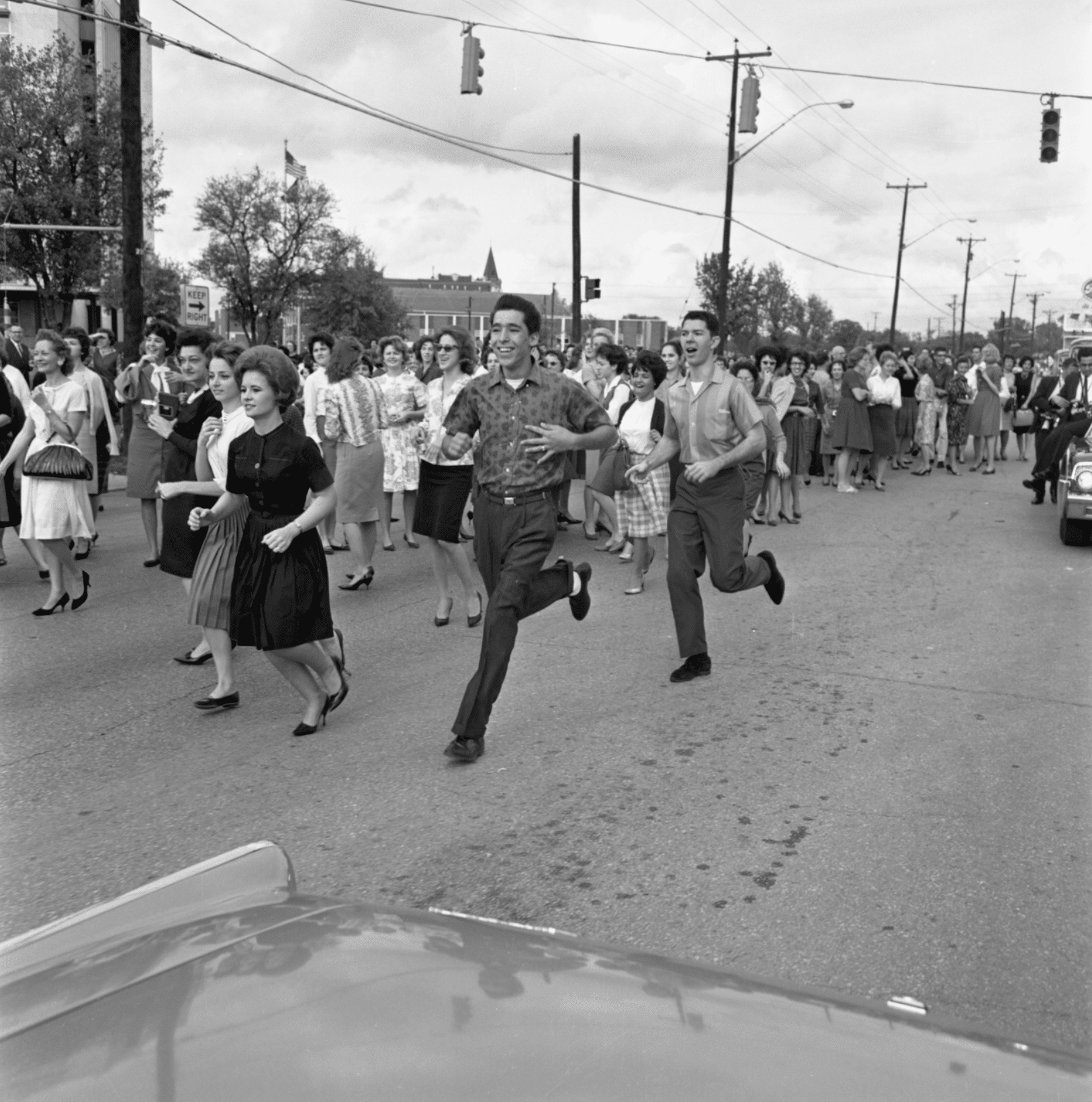 Multitudes enfervorizadas se agolpaban en las calles de San Antonio para ver al Presidente y a la Sra. Kennedy. Durante la caravana por la ciudad, los espectadores rompieron las barricadas policiales y corrieron detrás de la limusina para estrechar la mano del Presidente. El propio Presidente detuvo la caravana para recibir el saludo de los cadetes del Instituto Militar de Texas. Colección del Dallas Morning News / Museo del Sexto Piso en Dealey Plaza. Donado con el fin de preservar la historia.