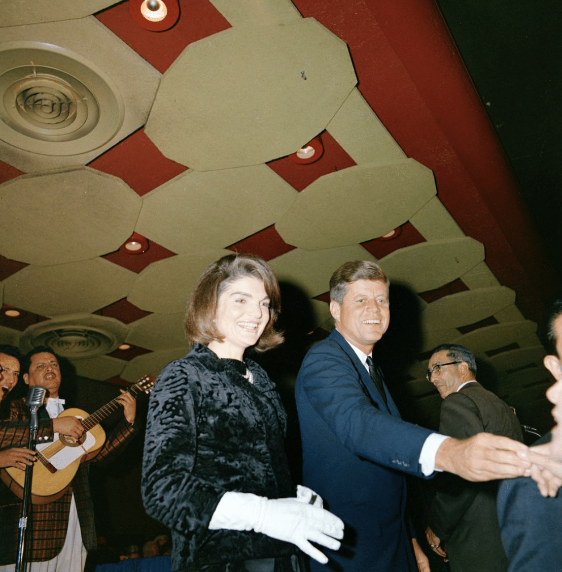 El Presidente y la Sra. Kennedy se dirigen a la multitud en la Liga de Ciudadanos Latinoamericanos Unidos (LULAC).Cecil Stoughton. Fotografías de la Casa Blanca. Biblioteca y Museo Presidencial John F. Kennedy, Boston