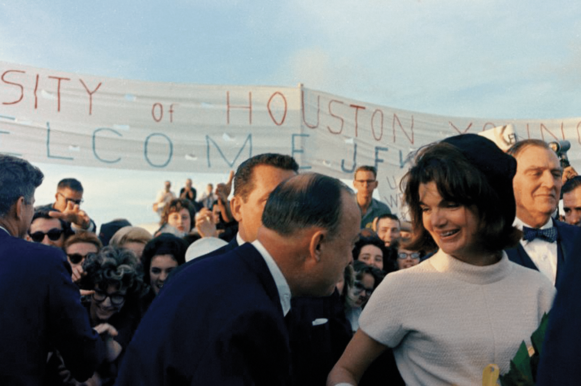 El Presidente y la Sra. Kennedy, seguidos por el Gobernador John y Nellie Connally, desembarcan del Air Force One en Houston el 21 de noviembre de 1963.Cecil Stoughton. Fotografías de la Casa Blanca. Biblioteca y Museo Presidencial John F. Kennedy, Boston