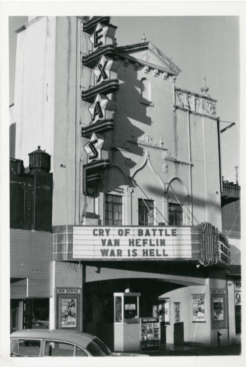 Fotografía en blanco y negro del Texas Theatre de Oak Cliff