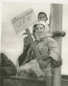 Imagen de un niño con un cartel en Dallas Love Field